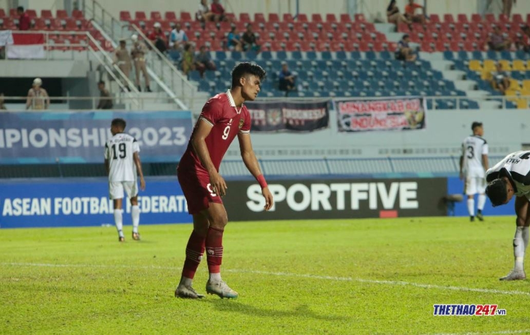 U23 Indonesia 'tự bắn vào chân', nguy cơ bị loại khỏi giải AFF Các cầu thủ U23 Indonesia tỏ ra khá vô duyên trong khâu ghi bàn