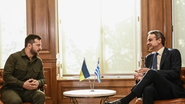 Tổng thống Ukraine Volodymyr Zelensky và Thủ tướng Hy Lạp Kyriakos Mitsotakis. (Nguồn: AFP)