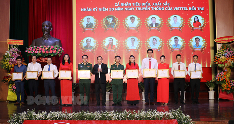 Chủ tịch UBND tỉnh Trần Ngọc Tam trao bằng khen của UBND tỉnh cho các cá nhân.