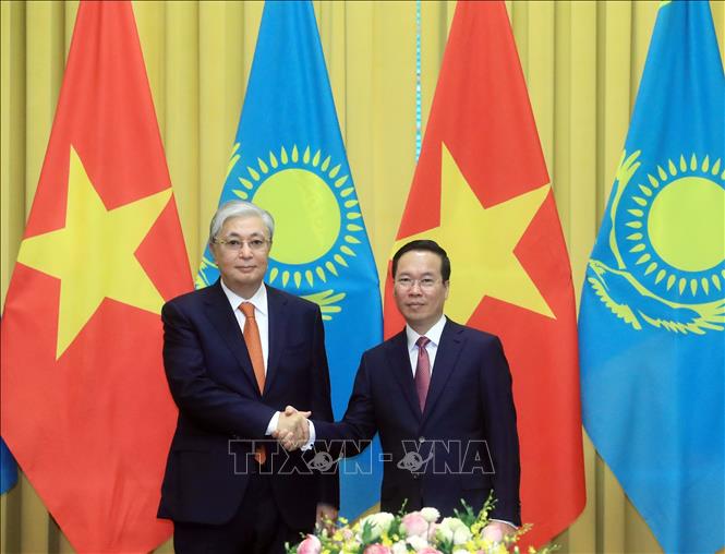 Chủ tịch nước Võ Văn Thưởng và Tổng thống Kazakhstan Kassym-Jomart Tokayev tại buổi hội đàm. Ảnh: Thống Nhất/TTXVN