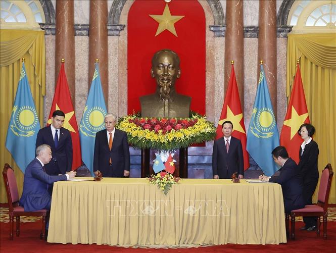 Chủ tịch nước Võ Văn Thưởng và Tổng thống Kazakhstan Kassym-Jomart Tokayev chứng kiến Lễ ký Kế hoạch hành động chung nhằm thúc đẩy hợp tác kinh tế - thương mại giai đoạn 2023 - 2025 giữa Chính phủ hai nước. Ảnh: Thống Nhất/TTXVN