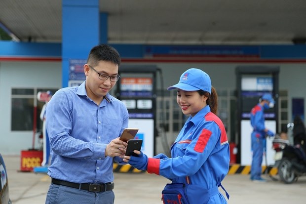 Tăng lần thứ 4 liên tiếp, xăng RON95-III vượt ngưỡng 24.600 đồng PVOil gia tăng các tiện ích phục vụ khách hàng. (Ảnh: Đức Duy/Vietnam+)