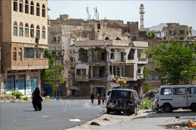 Nhiều ngôi nhà bị hư hại sau các cuộc giao tranh tại thành phố Taez, Yemen, khu vực do Houthi kiểm soát. Ảnh: AFP/TTXVN
