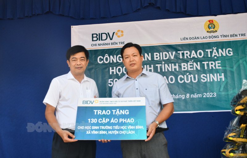 BIDV Chi nhánh Bến Tre trao 130 áo phao cứu sinh cho học sinh ở cồn Phú Đa Sáng 22-8-2023, BIDV Chi nhánh Bến Tre phối hợp với Liên đoàn Lao động tỉnh tổ chức trao áo phao cho học sinh trường Tiểu học xã Vĩnh Bình, huyện Chợ Lách. Tham dự có Phó chủ tịch Liên đoàn Lao động tỉnh Lê Văn Tấn, Phó giám đốc BIDV Chi nhánh Bến Tre Võ Văn Tân.