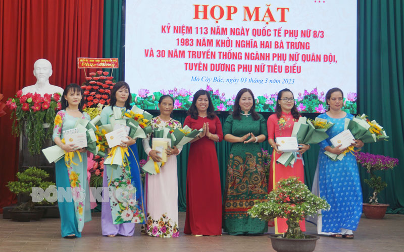 Hội Liên hiệp Phụ nữ các cấp tổ chức các hoạt động tuyên dương, khen thưởng cán bộ, hội viên có nhiều thành tích tiêu biểu.