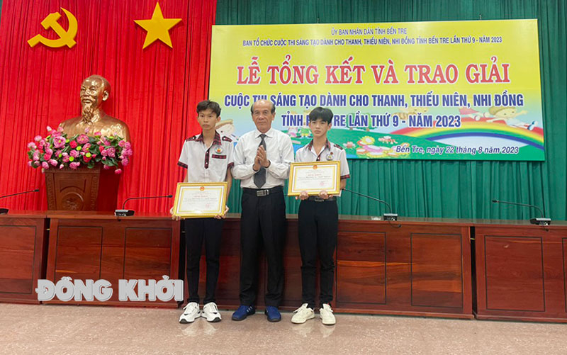 Tổng kết và trao giải cuộc thi sáng tạo dành cho thanh thiếu niên, nhi đồng tỉnh Bến Tre lần thứ 9-2023 Trao giải nhất cho tác giả của sản phẩm thiết bị bơm gel sát khuẩn.