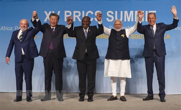 Lãnh đạo các nước thành viên nhóm BRICS (từ trái sang): Tổng thống Brazil Luiz Inacio Lula da Silva, Chủ tịch Trung Quốc Tập Cận Bình, Tổng thống Nam Phi Cyril Ramaphosa, Thủ tướng Ấn Độ Narendra Modi và Ngoại trưởng Nga Sergei Lavrov tại Hội nghị Thượng đỉnh BRICS ở Johannesburg (Nam Phi) ngày 22-8-2023. Ảnh: AFP/TTXVN