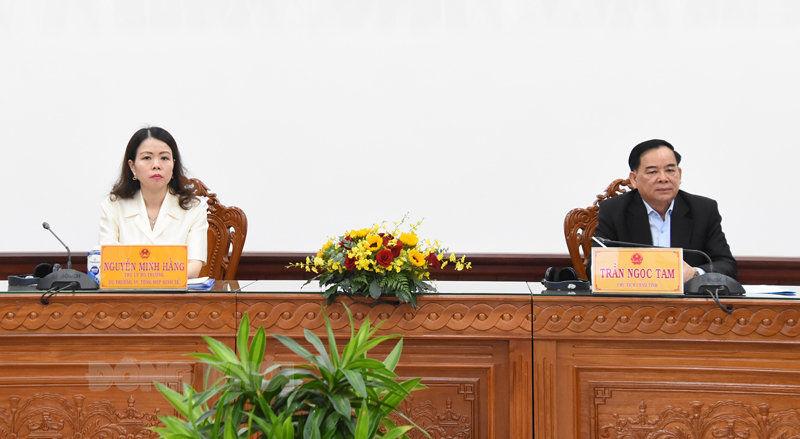 Chủ tịch UBND tỉnh Trần Ngọc Tam và Trợ lý Bộ trưởng, Vụ trưởng Vụ Tổng hợp Kinh tế - Bộ Ngoại giao Nguyễn Minh Hằng chủ trì tọa đàm.