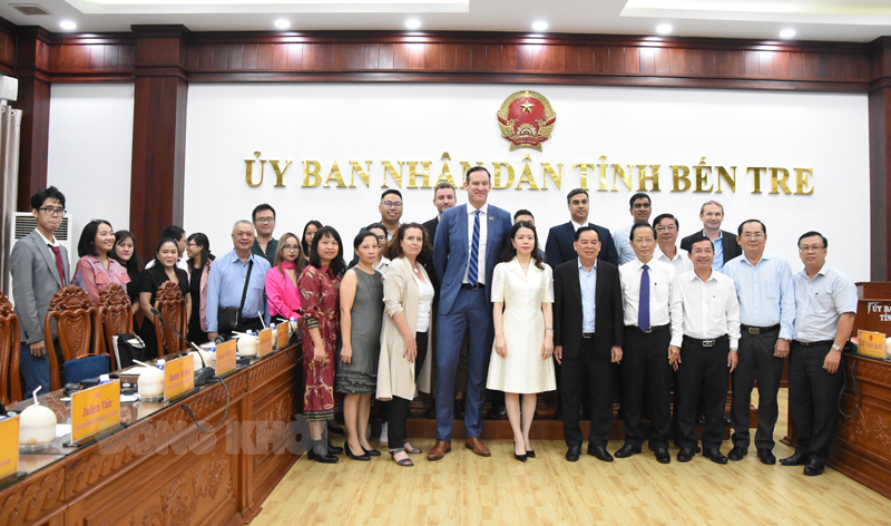 Chủ tịch UBND tỉnh Trần Ngọc Tam chụp ảnh lưu niệm cùng đại biểu tham dự tọa đàm.