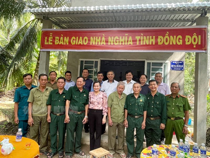 Nguyên lãnh đạo tỉnh, ban ngành huyện, xã chụp hình lưu niệm cùng ông Huỳnh Ngọc Thành.