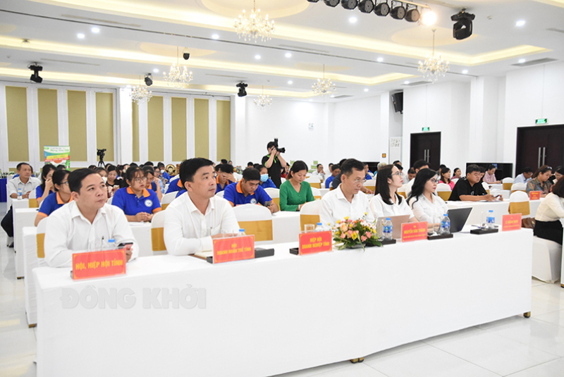 Thương mại điện tử xuyên biên giới cho ngành hàng thủ công mỹ nghệ, quà tặng và sản phẩm dừa Đại biểu tham dự hội nghị.