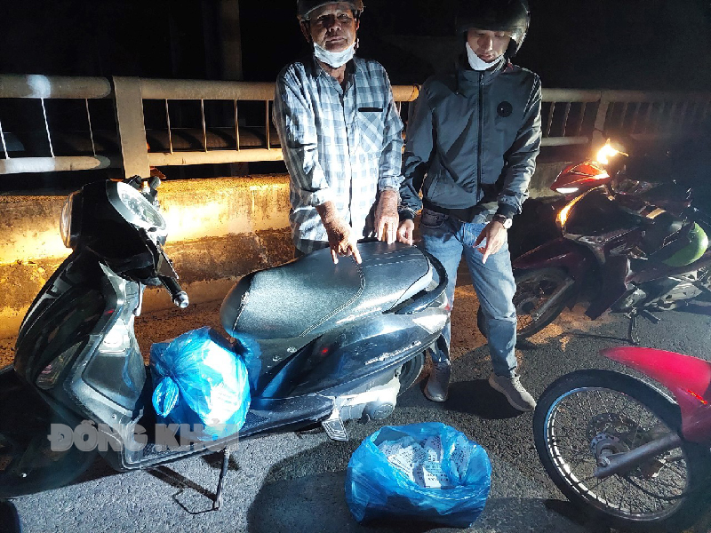 Liệt và Hùng cùng tang vật. Ảnh: Quang Duy.