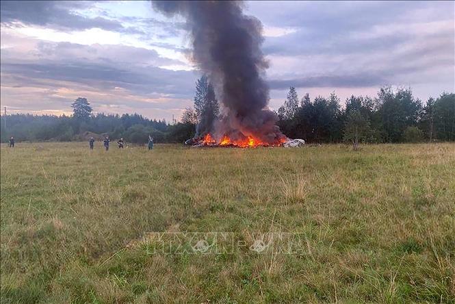 Hình ảnh chụp từ Telegram cho thấy xác máy bay chở người đứng đầu Tập đoàn quân sự tư nhân Wagner, ông Yevgeny Prigozhin, bốc cháy gần khu làng thuộc vùng Kuzhenkino, tỉnh Tver, Nga ngày 23-8-2023. Ảnh: AFP/TTXVN