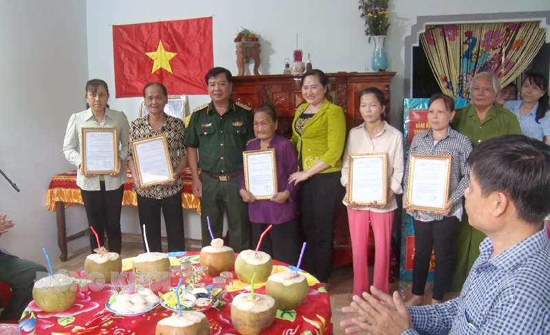 Trao quyết định bàn giao nhà cho các gia đình.