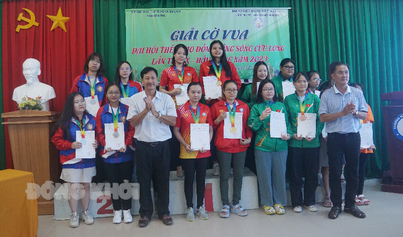 Ban tổ chức trao giải cho các vận động viên đạt thành tích ở nội dung đồng đội nữ Cờ chớp.