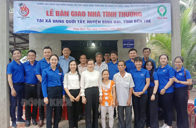 Lễ bàn giao nhà tình thương tại xã Vang Quới Tây, huyện Bình Đại.