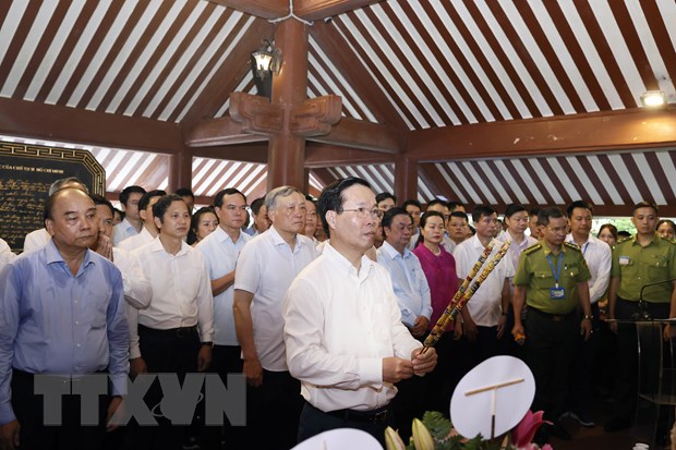 Chủ tịch nước Võ Văn Thưởng cùng các đồng chí lãnh đạo, nguyên lãnh đạo Đảng, Nhà nước dâng hương tưởng nhớ Chủ tịch Hồ Chí Minh. (Ảnh: Thống Nhất/TTXVN)