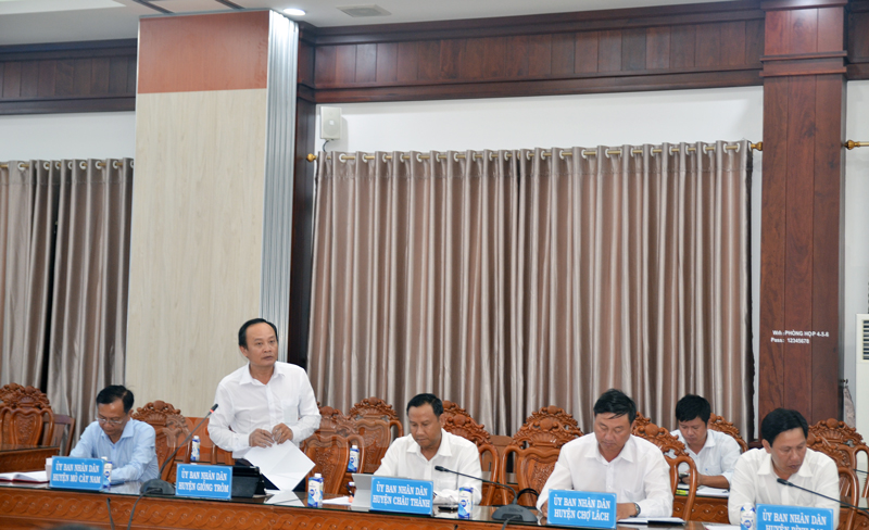 Nhiều điểm sạt lở bờ sông, bờ biển cần khẩn trương khắc phục Đại biểu phát biểu ý kiến về sạt lở. Ảnh: Trần Quốc