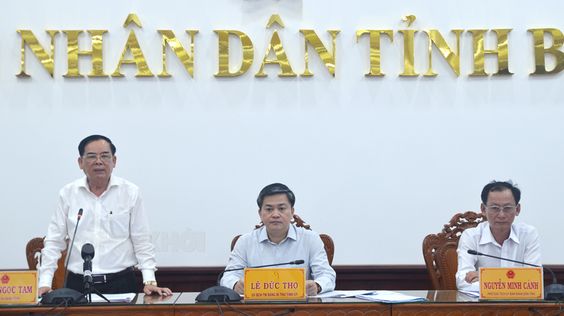 Nhiều điểm sạt lở bờ sông, bờ biển cần khẩn trương khắc phục Chủ tịch UBND tỉnh Trần Ngọc Tam phát biểu tại buổi làm việc. Ảnh: Trần Quốc