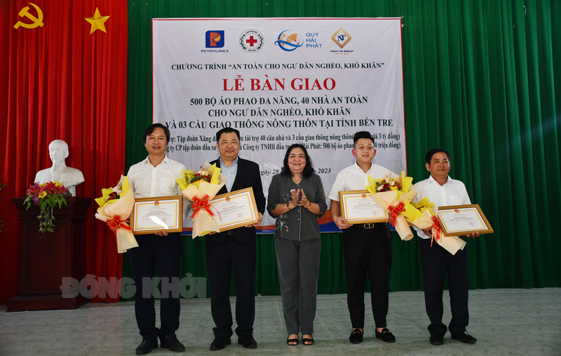 Phó bí thư Thường trực Tỉnh ủy, Chủ tịch HĐND tỉnh Hồ Thị Hoàng Yến trao hoa cảm ơn các nhà tài trợ.