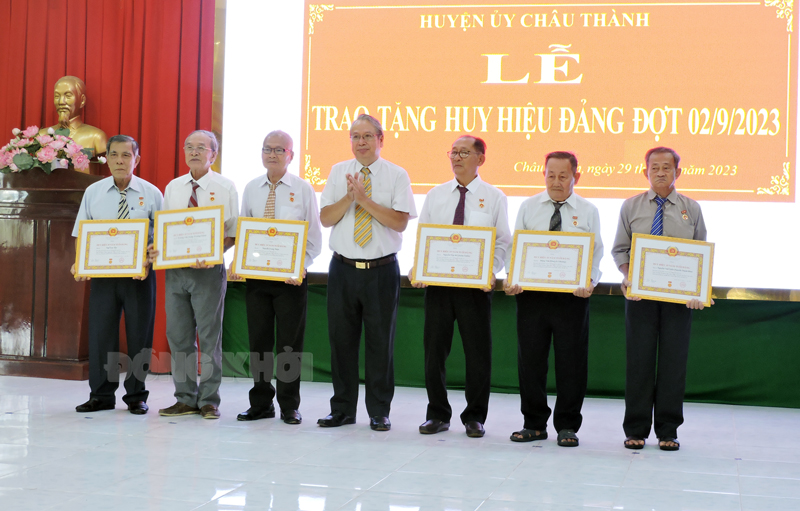 Trưởng ban Tuyên giáo Tỉnh ủy Cao Văn Dũng trao Huy Hiệu Đảng cho các đảng viên.