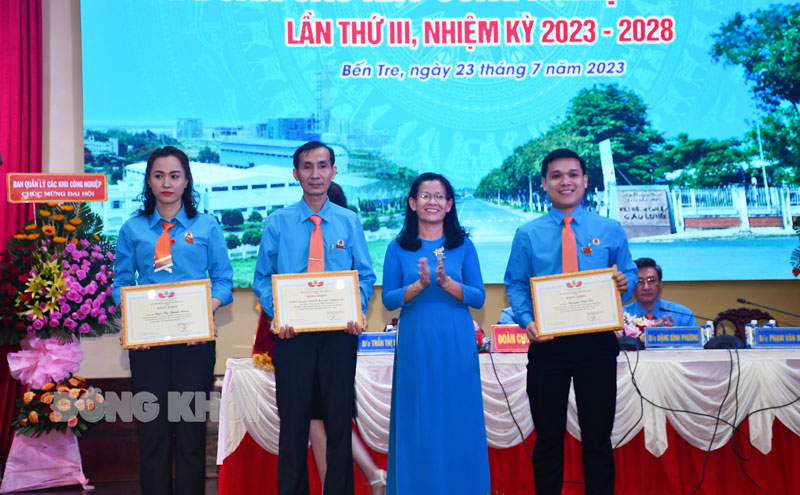Phó chủ tịch Liên đoàn Lao động tỉnh Nguyễn Thị Kim Dung trao bằng khen cho các tập thể, cá nhân tiêu biểu. Ảnh: H. Hiệp