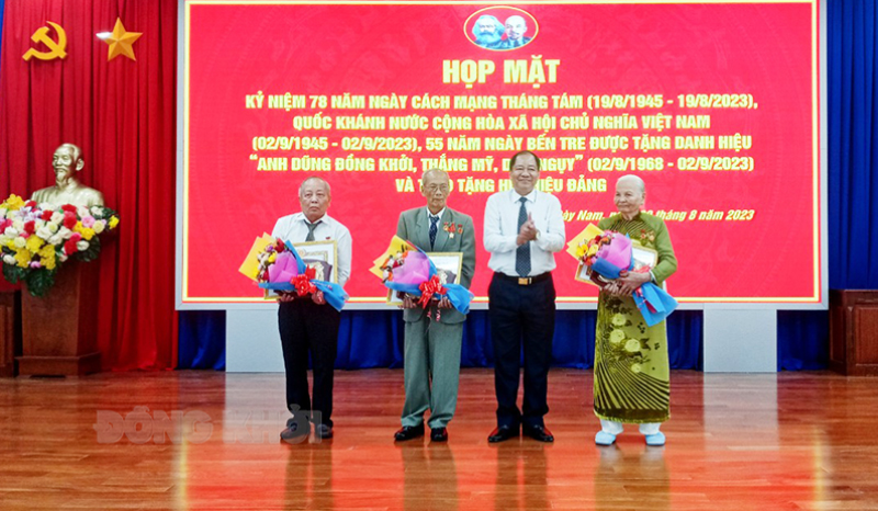 Mỏ Cày Nam họp mặt kỷ niệm 78 năm Cách mạng tháng Tám và Quốc khánh 2-9 Trưởng ban Nội chính Tỉnh ủy Lê Thanh Vân trao Huy hiệu 60 năm tuổi Đảng cho đảng viên.