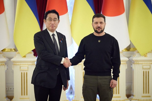 Tổng thống Ukraine Volodymyr Zelensky (phải) và Thủ tướng Nhật Bản Fumio Kishida. (Nguồn: Reuters)