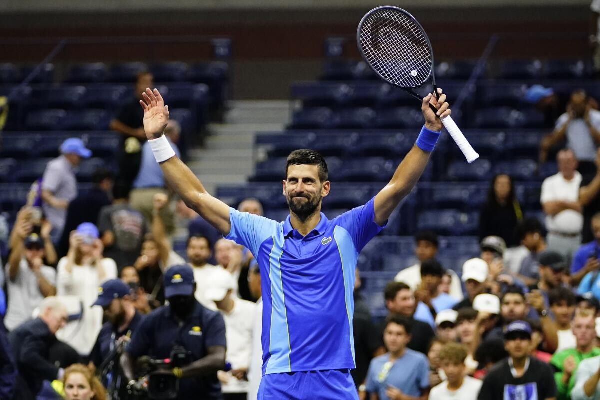 Đối thủ bỏ cuộc, hạt giống số 1 Carlos Alcaraz đi tiếp tại giải quần vợt US Open 2023 Novak Djokovic chính thức trở lại ngôi vị số 1 thế giới. Ảnh: AP