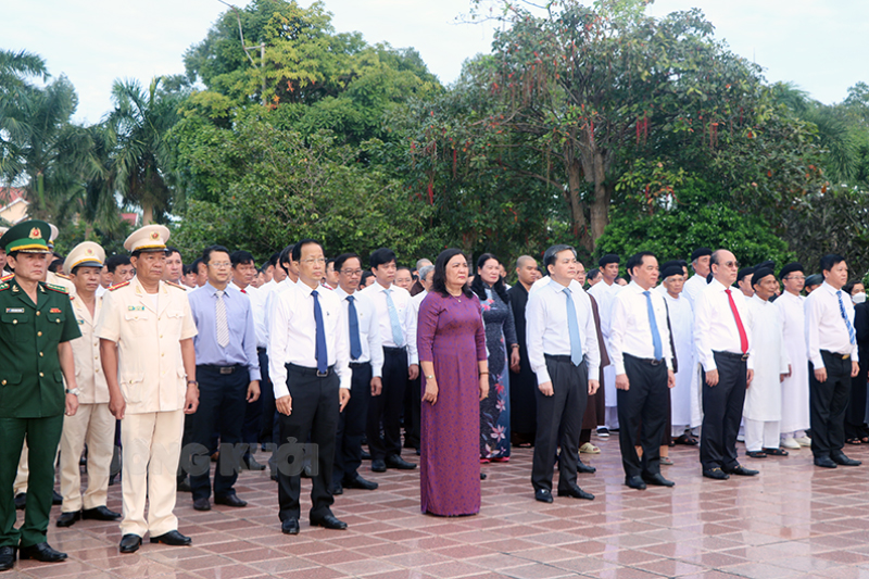 Đại biểu dự lễ viếng Nghĩa trang liệt sĩ nhân kỷ niệm 78 năm Cách mạng tháng Tám và Quốc khánh 2-9.