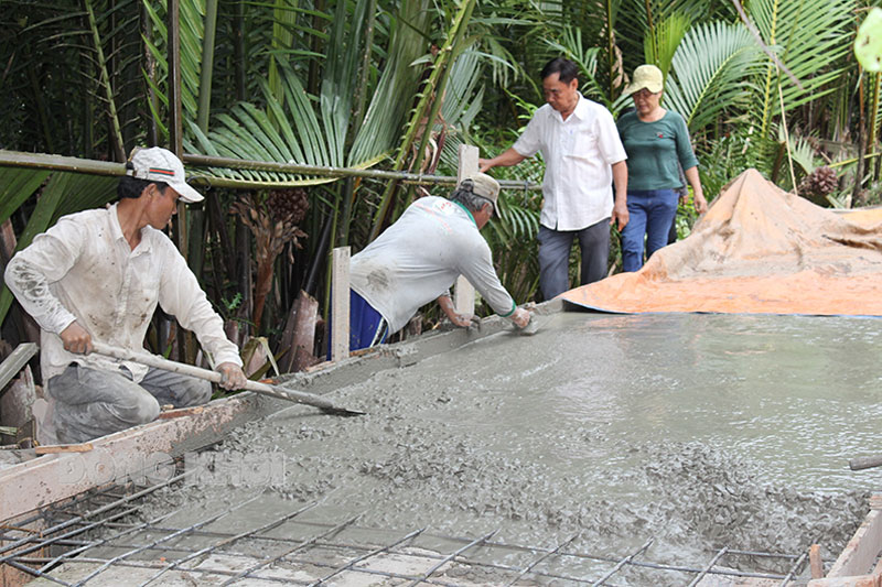 Nhân dân góp sức xây dựng giao thông nông thôn Nhân dân Tổ nhân dân tự quản số 8, 9 cùng chi bộ, chính quyền và đoàn thể ấp An Thạnh A thi công cầu giao thông thứ 13. Ảnh: L. Đệ
