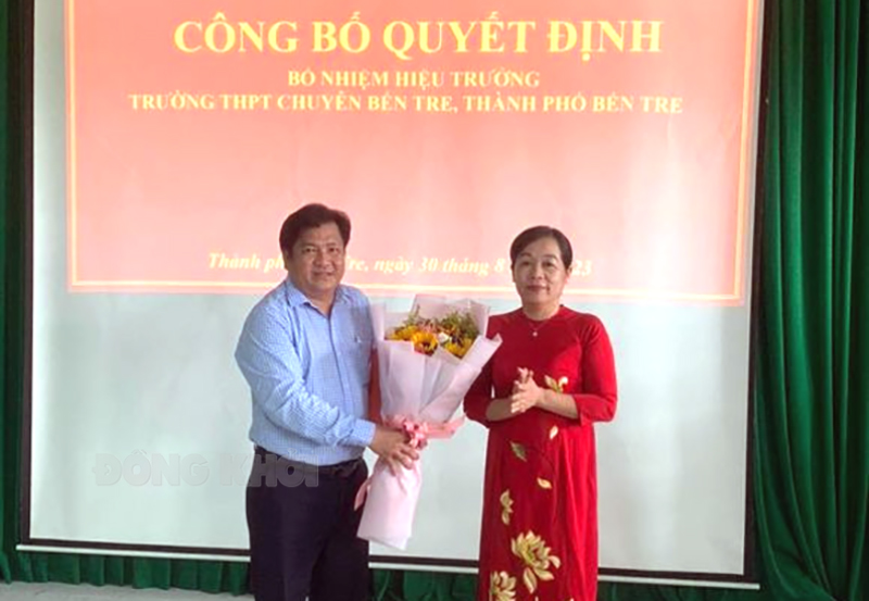 Giới thiệu chức danh cán bộ quản lý tại một số trường THPT Giám đốc Sở Giáo dục và Đào tạo La Thị Thúy trao quyết định điều động, bổ nhiệm chức vụ Hiệu trưởng Trường THPT Chuyên Bến Tre cho ông Nguyễn Minh Chí.