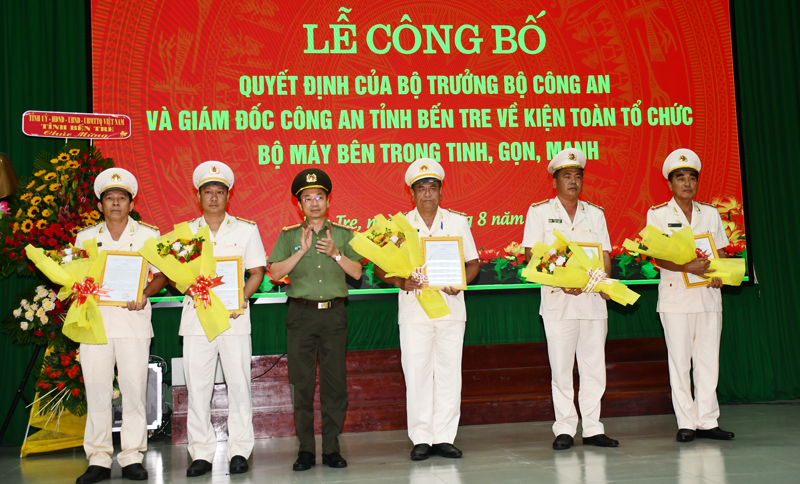 Đại tá Trương Sơn Lâm - Giám đốc Công tan tỉnh trao quyết định.