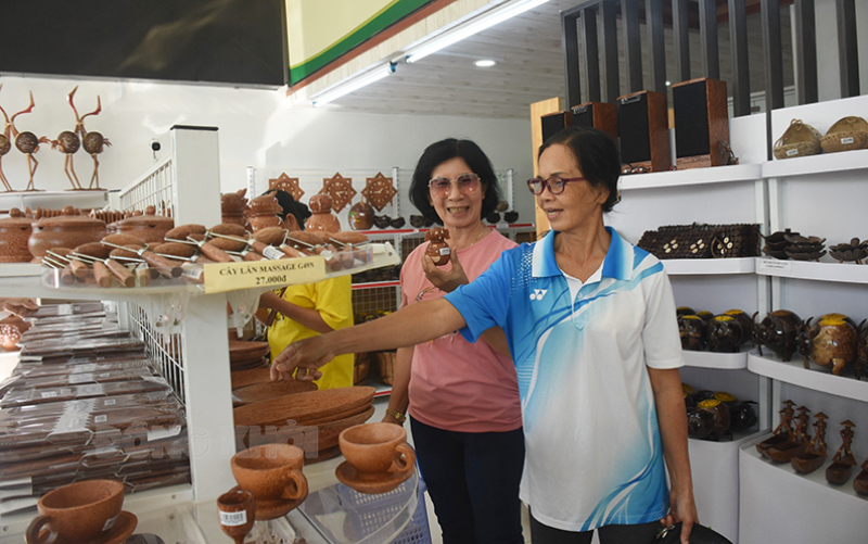 Các sản phẩm dừa và OCOP từ dừa được bán tại Siêu thị Dừa Bến Tre.