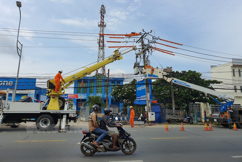 Đội Hotline PC Bến Tre thực hiện nhiệm vụ tại khu vực huyện Châu Thành.