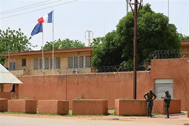 Cảnh sát quốc gia Niger gác bên ngoài Đại sứ quán Pháp ở Niamey, ngày 27-8-2023. (Ảnh: AFP/TTXVN)