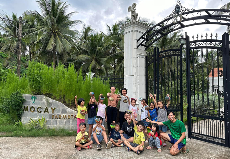 Mỏ Cày Nam chuyển động trên các mặt kinh tế trong 9 tháng năm 2023 Du khách đến tham quan, trải nghiệm tại MOCAY Farm, xã Định Thủy.