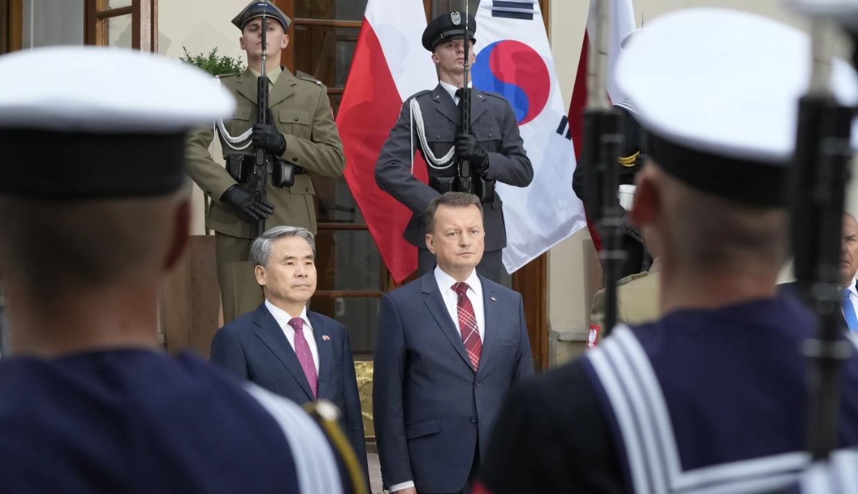 Bộ trưởng Quốc phòng Ba Lan Mariusz Blaszczak (phải) và Bộ trưởng Quốc phòng Hàn Quốc Lee Jong-Sup. Ảnh: AP