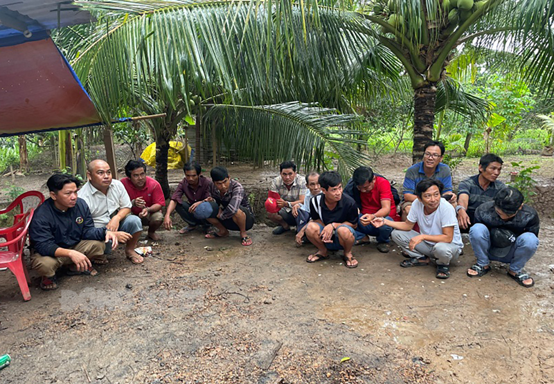 Xử lý hành vi lập nhóm kín trên mạng xã hội “báo chốt” cảnh sát giao thông đang làm nhiệm vụ Các đối tượng tại hiện trường. Ảnh: Thảo Giang