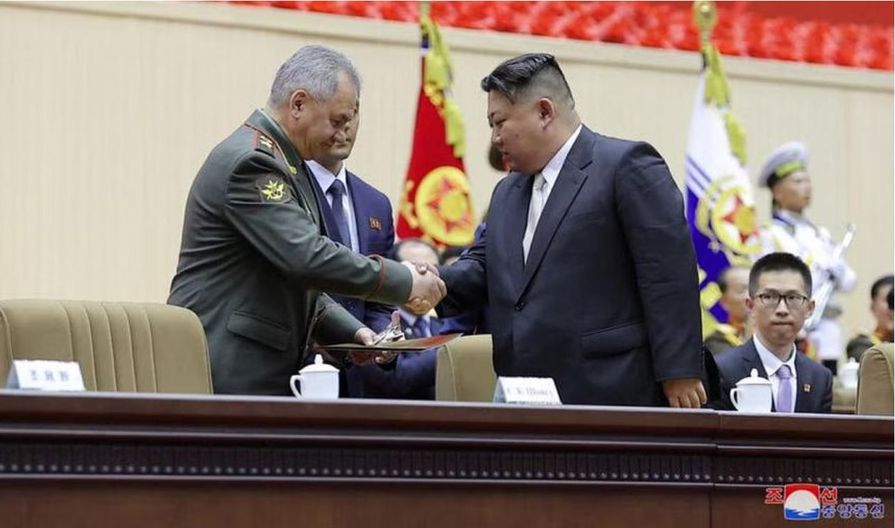 Bộ trưởng Quốc phòng Nga Sergei Shoigu (bên trái) bắt tay Chủ tịch Triều Tiên Kim Jong-un tại sự kiện diễn ra ở Bình Nhưỡng ngày 28-7. Ảnh: KCNA 