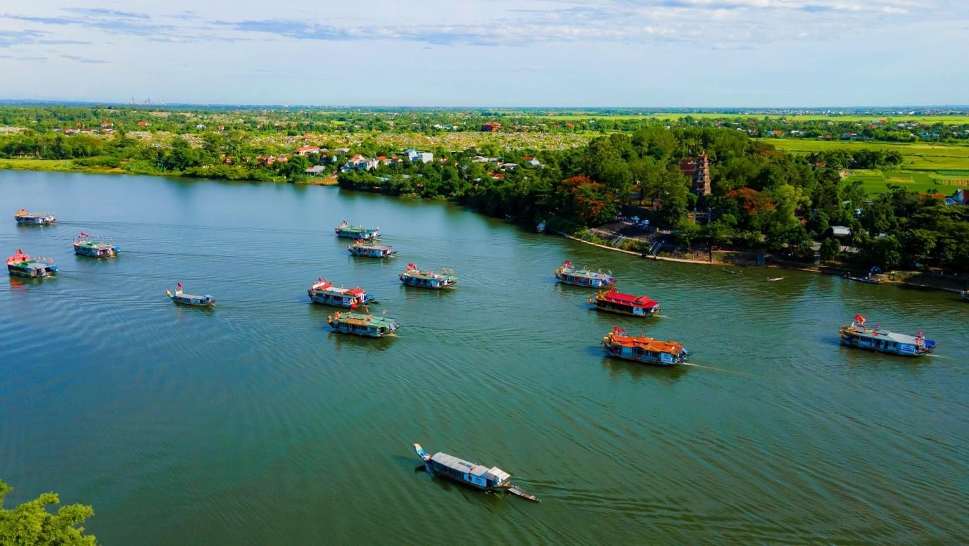 Thuyền rồng Huế - Du lịch Huế nhất định phải thử một lần