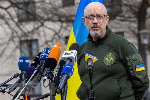 Bộ trưởng Quốc phòng Ukraine Oleksii Reznikov đệ đơn từ chức Bộ trưởng Quốc phòng Ukraine Oleksii Reznikov tại cuộc họp báo ở căn cứ không quân Ramstein, Đức, ngày 21-4-2023. (Ảnh: AFP/TTXVN)