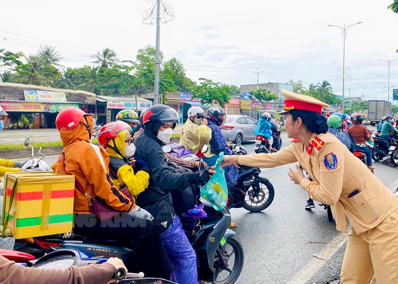 Cảnh sát giao thông tặng quà cho người dân trở lại nơi làm việc, học tập sau kỳ nghỉ lễ Quốc khánh 2-9.