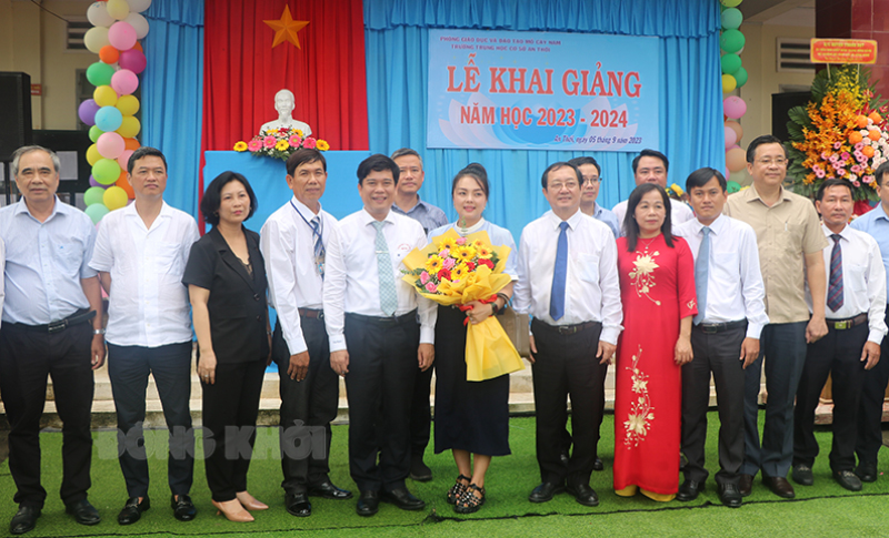 Bộ trưởng Bộ Khoa học và Công nghệ Huỳnh Thành Đạt (hàng đầu, thứ 5 từ phải sang) chụp ảnh lưu niệm với các đại biểu.