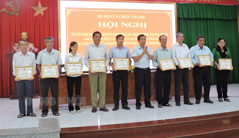Tăng cường, đổi mới sự lãnh đạo của Đảng đối với công tác dân vận Chủ tịch UBND huyện Phạm Văn Sang trao giấy khen cho các cá nhân có thành tích xuất sắc trong thực hiện Nghị quyết số 25-NQ/TW của Ban Chấp hành Trung ương Đảng khóa XI.