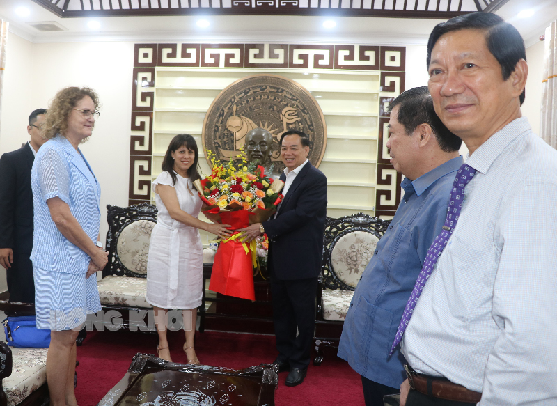 Tổng lãnh sự Cuba tại TP. Hồ Chí Minh chào xã giao lãnh đạo tỉnh Chủ tịch UBND tỉnh Trần Ngọc Tam tặng hoa cho trưởng đoàn phía Cuba là bà Ariadne Feo Labrada - Tổng lãnh sự Cuba tại TP. Hồ Chí Minh.