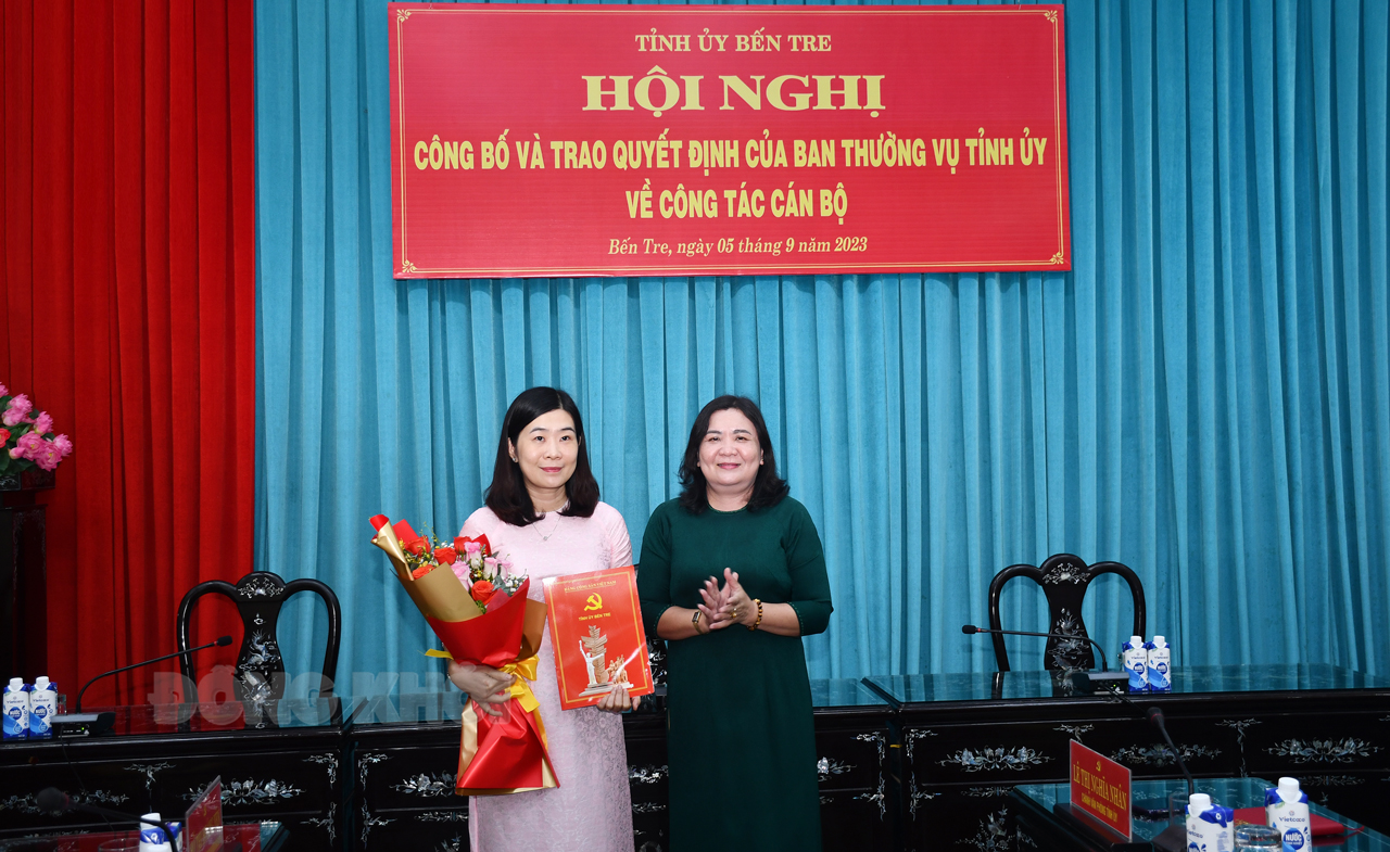 Phó bí thư Thường trực Tỉnh ủy - Chủ tịch HĐND tỉnh Hồ Thị Hoàng Yến trao quyết định và hoa cho đồng chí Lê Thị Nghĩa Nhân.