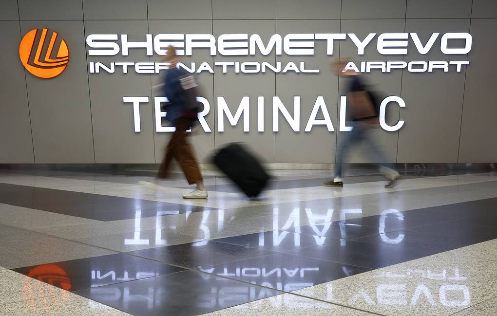 Hành khách đi lại ở sân bay Sheremetyevo tại Moskva, Nga. Ảnh: TASS