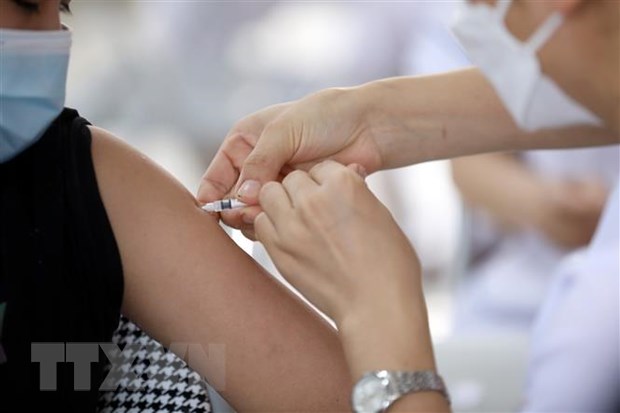 Ngày 5-9-2023: 32 ca mắc mới COVID-19, có 4 trường hợp phải thở ôxy Tiêm vaccine ngừa COVID-19. (Ảnh: Anh Tuấn/TTXVN)