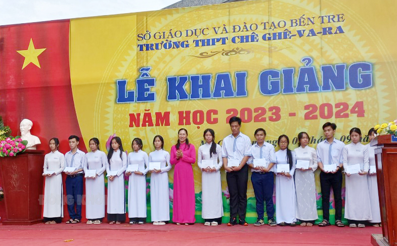 Phó trưởng đoàn đại biểu Quốc hội tỉnh Nguyễn Thị Yến Nhi trao học bổng cho học sinh. Ảnh VPQH